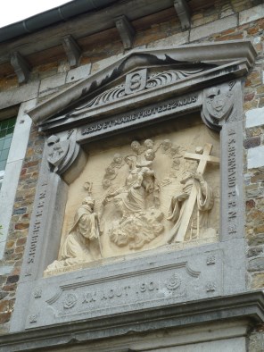 성모자와 몰렘의 성 로베르토와 클레르보의 성 베르나르도_photo by Romaine_on the facade of the Wal-Dieu Abbey Chruch of St Mary in Aubel_Belgium.JPG
